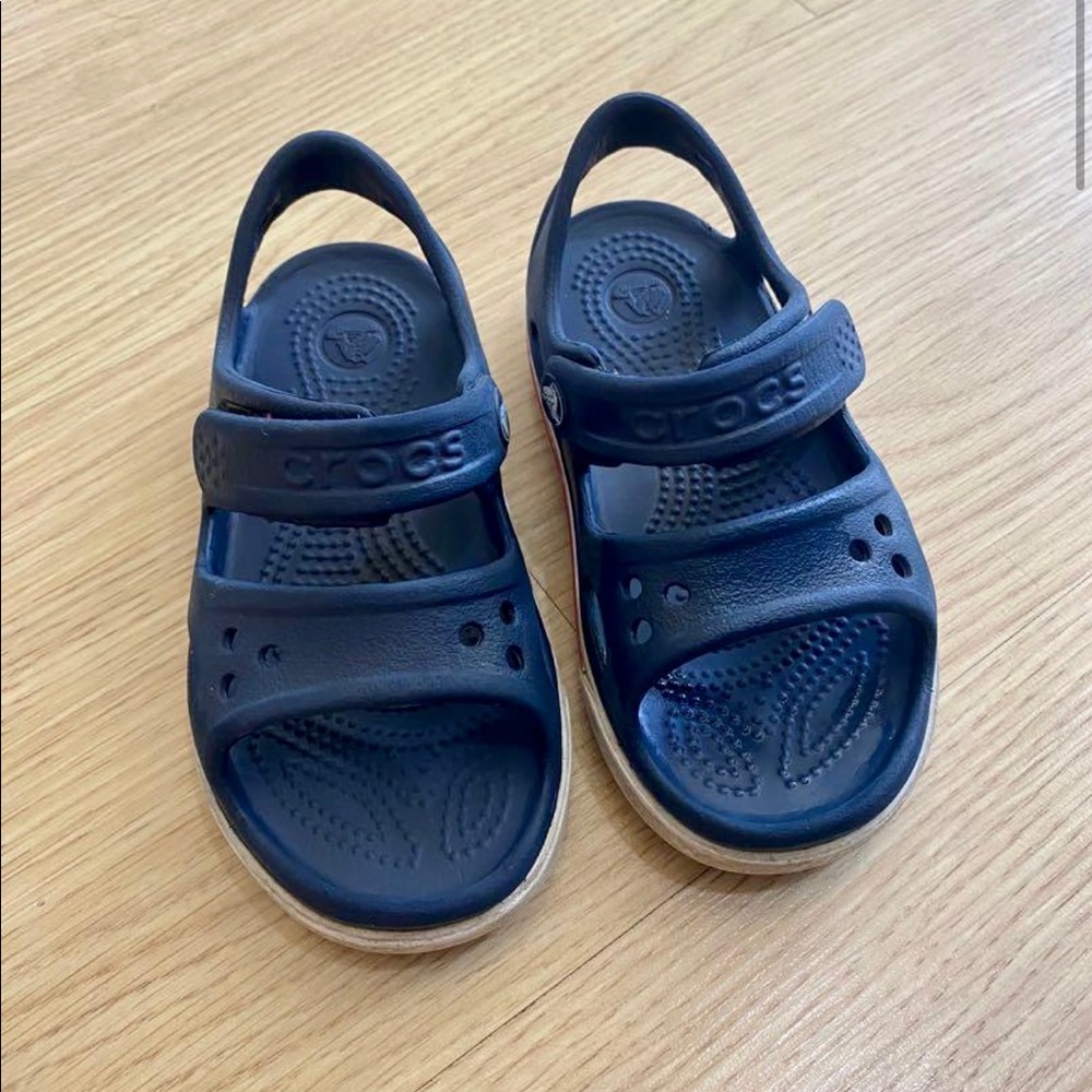 Crocs CROCBAND SANDALS sz10
Strap and buckle closure navy/white gently used